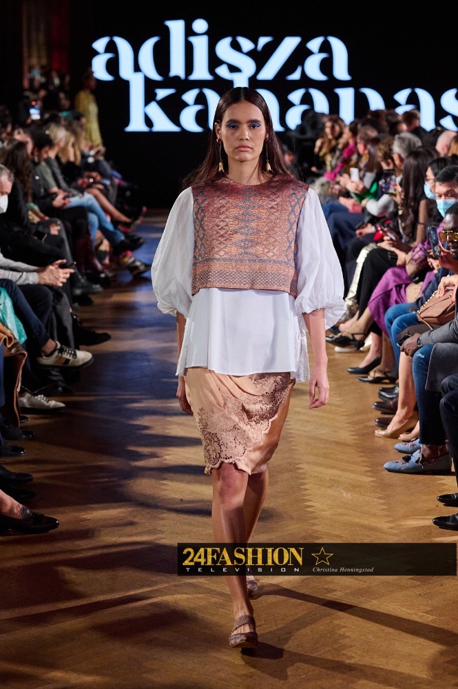 24Fashion TV Adisza Kahanasty ParisFashionWeek fashiondivisionparis 1 1646882218 JPG