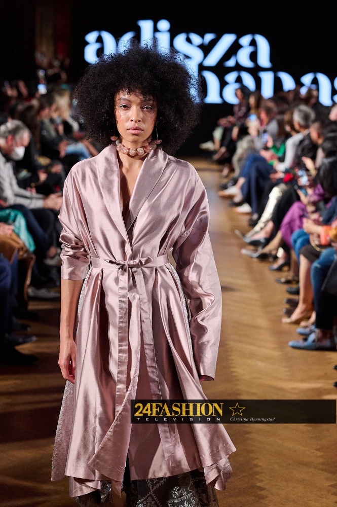24Fashion TV Adisza Kahanasty ParisFashionWeek fashiondivisionparis 3 1646882229 JPG