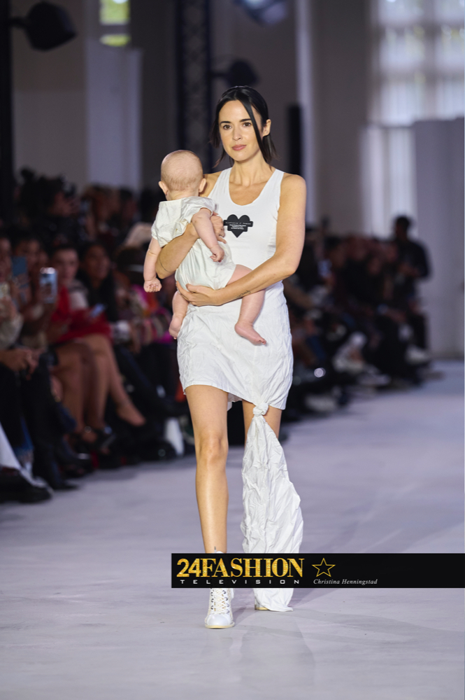 24Fashion TV:  VICTORIA/TOMAS. SS23 during Paris Fashion Week