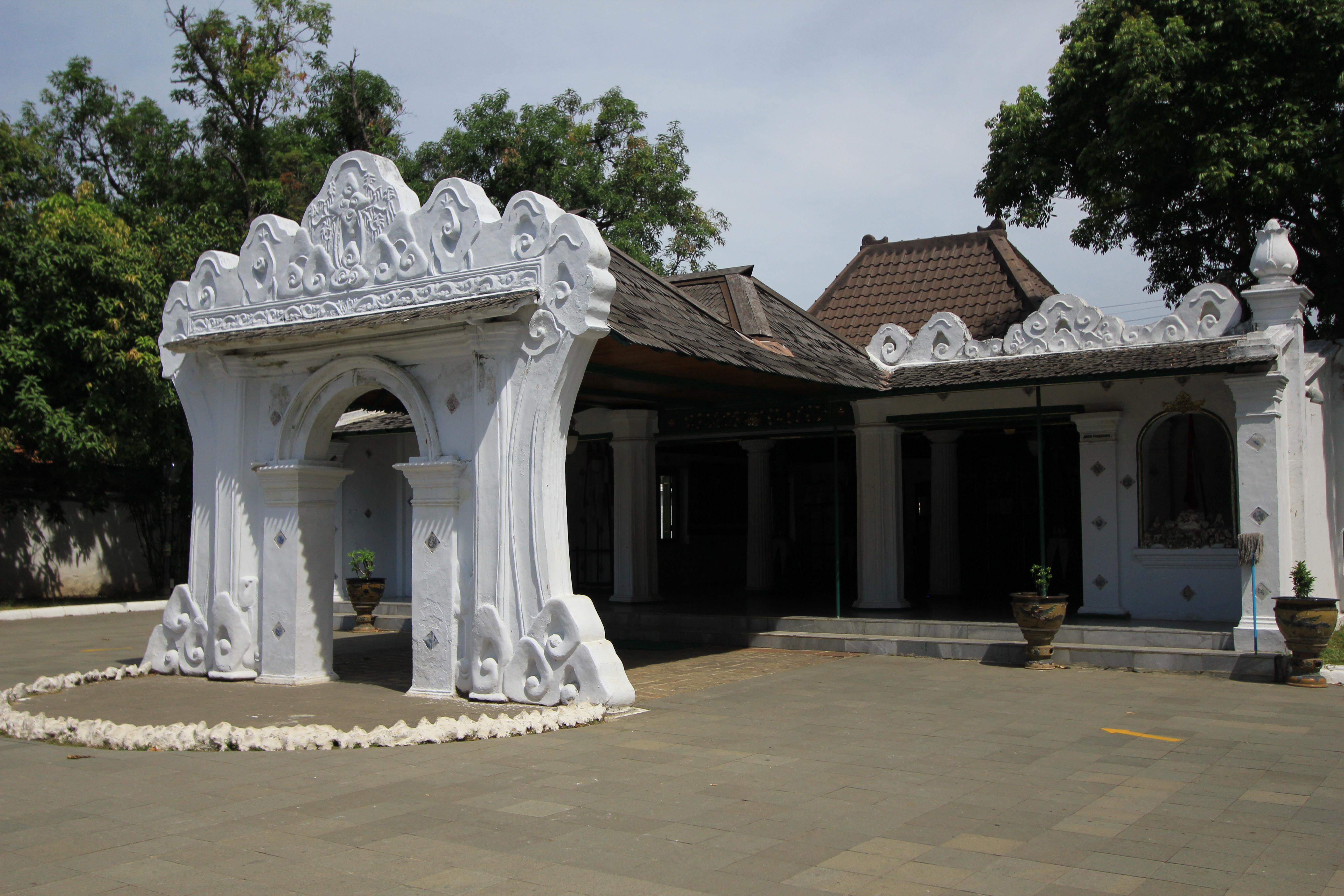 Tari Topeng Cirebon awalnya hanya dipentaskan di dalam kraton Cirebon. Kraton asepuhan Cirebon.