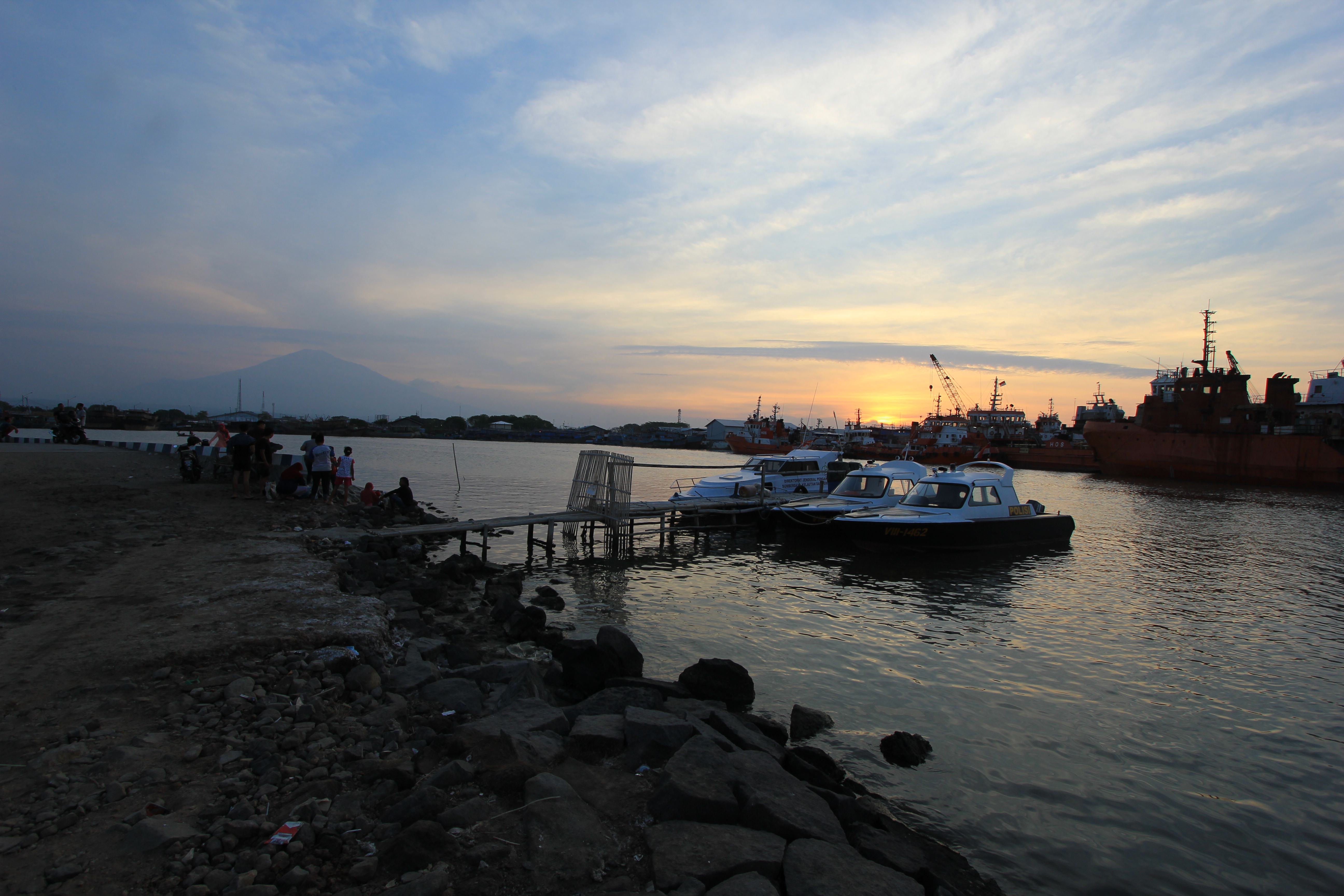 Cirebon merupakan kota pelabuhan yang didatangi banyak pedagang dan pelaut dari pelbgai negara.