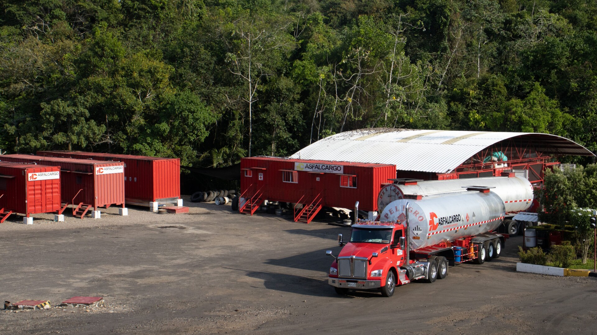 Movemos la carga con seguridad, eficiencia y experiencia.