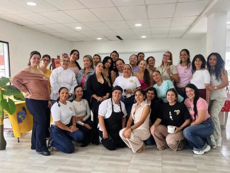 Mujeres culminan formación en técnica en ventas
