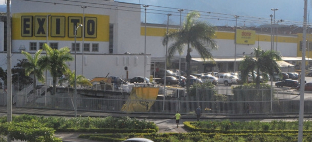 Leves afectaciones dejó caída de una lámina sobre parqueadero del Éxito