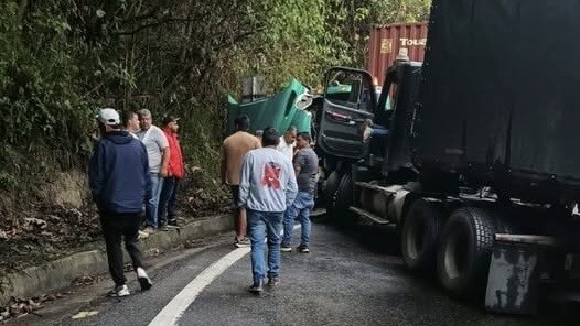 Choque de tractocamiones paralizó parcialmente la vía Ibagué–Cajamarca