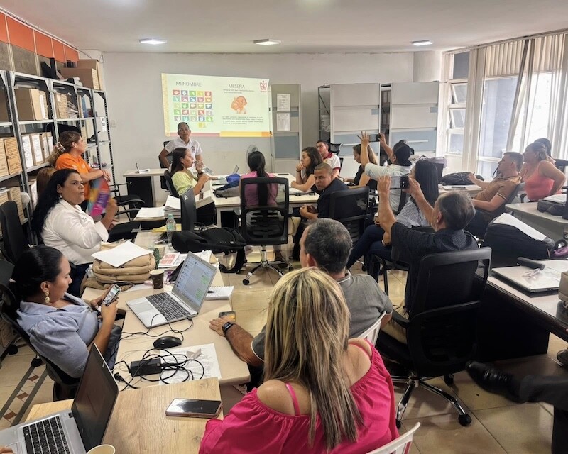 Equipo de la Secretaría de la Mujer se forma en lenguaje de señas