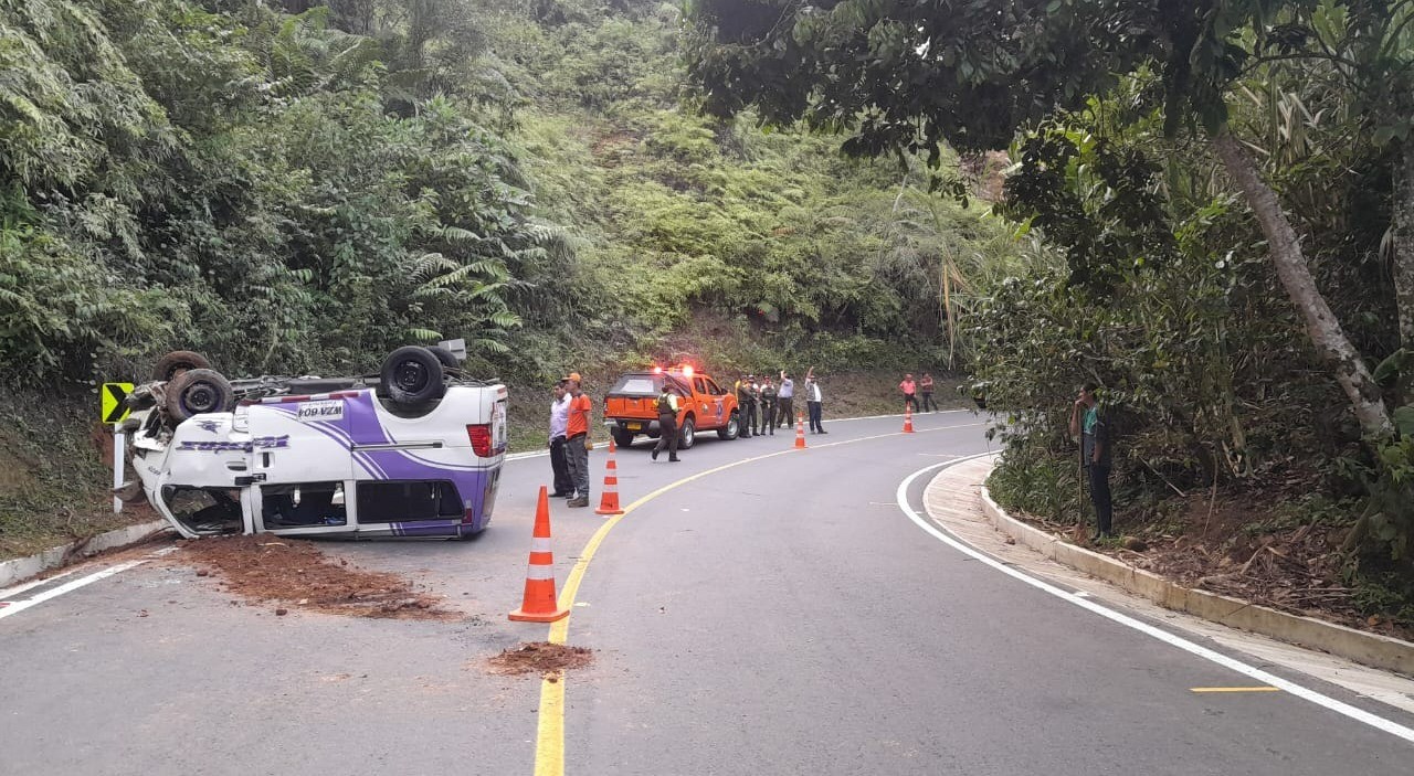 Aparatoso accidente en la vía Líbano - El Convenio dejó 5 heridos