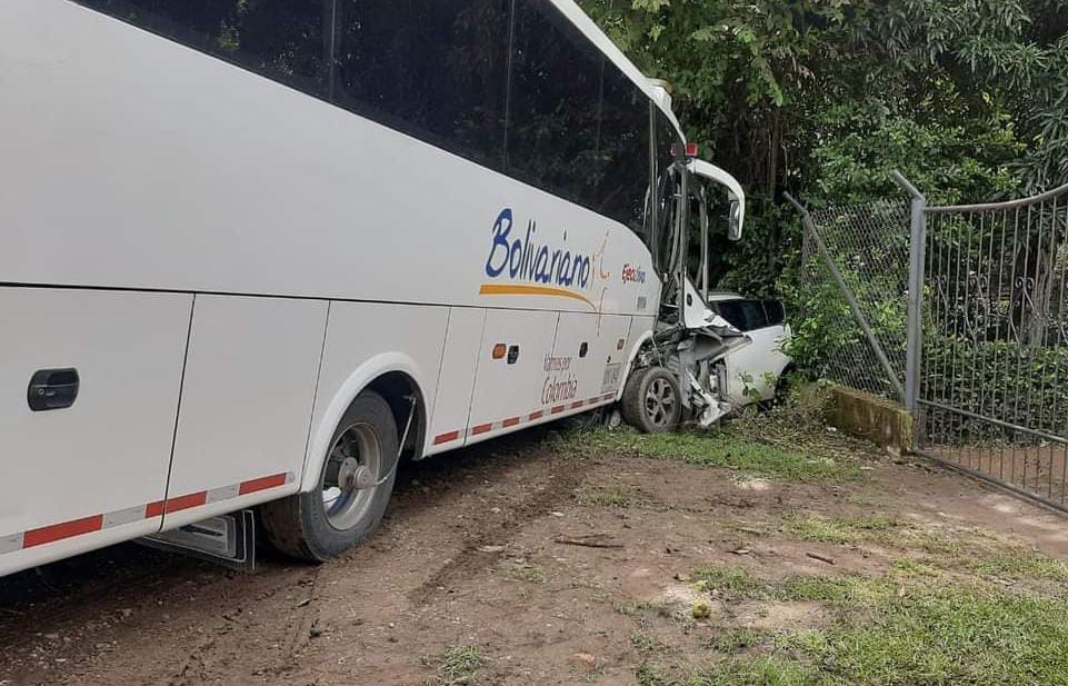 Accidente entre un bus y una camioneta dejó cuatro muertos en la vía Guamo - Saldaña
