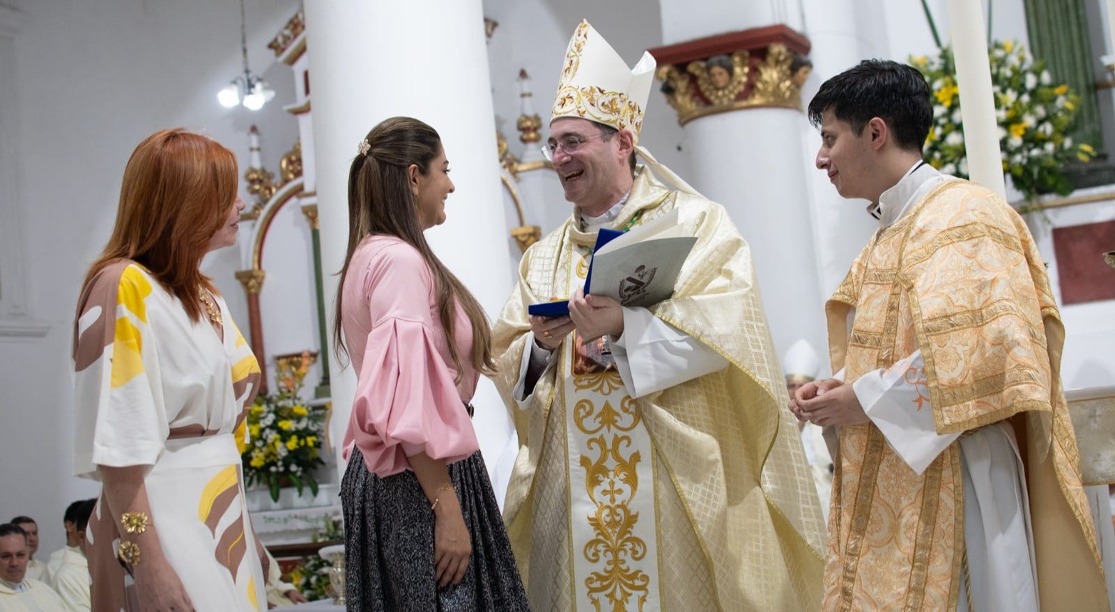 Gobernadora del Tolima, Matiz, condecora a Monseñor Paolo Rudelli con la Orden Cacique Calarcá