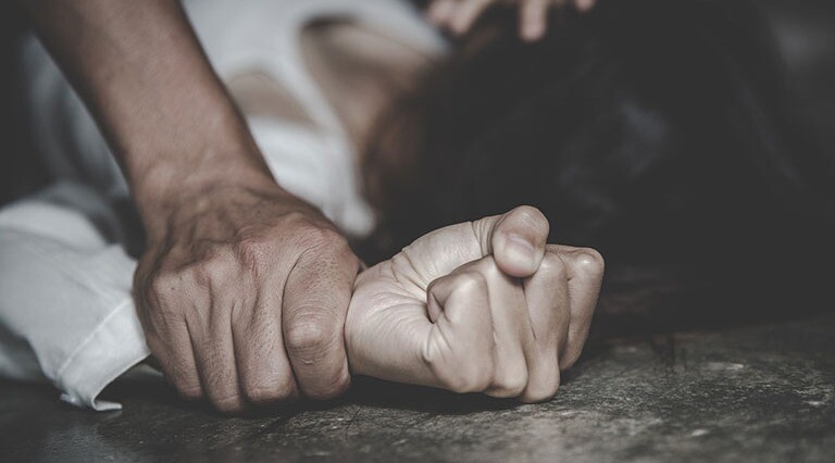Condenan a 18 años de prisión a hombre por agresión física y sexual contra su pareja