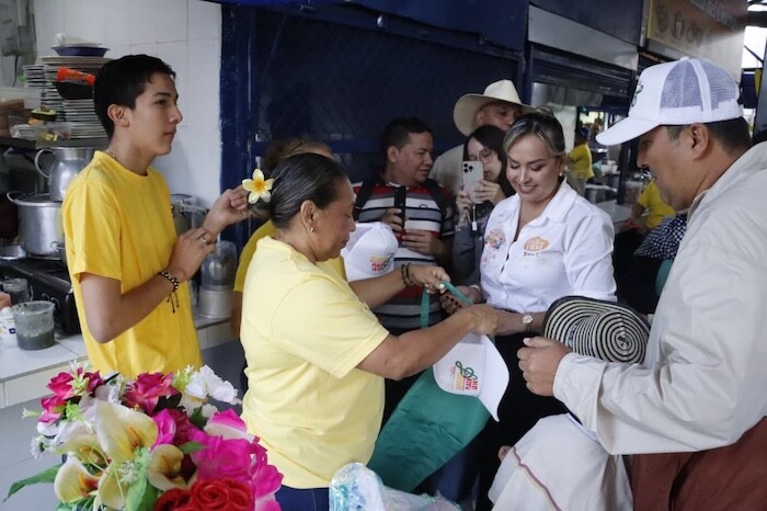 Alcaldía entregó obras en plazoleta de comidas de la plaza de la 14