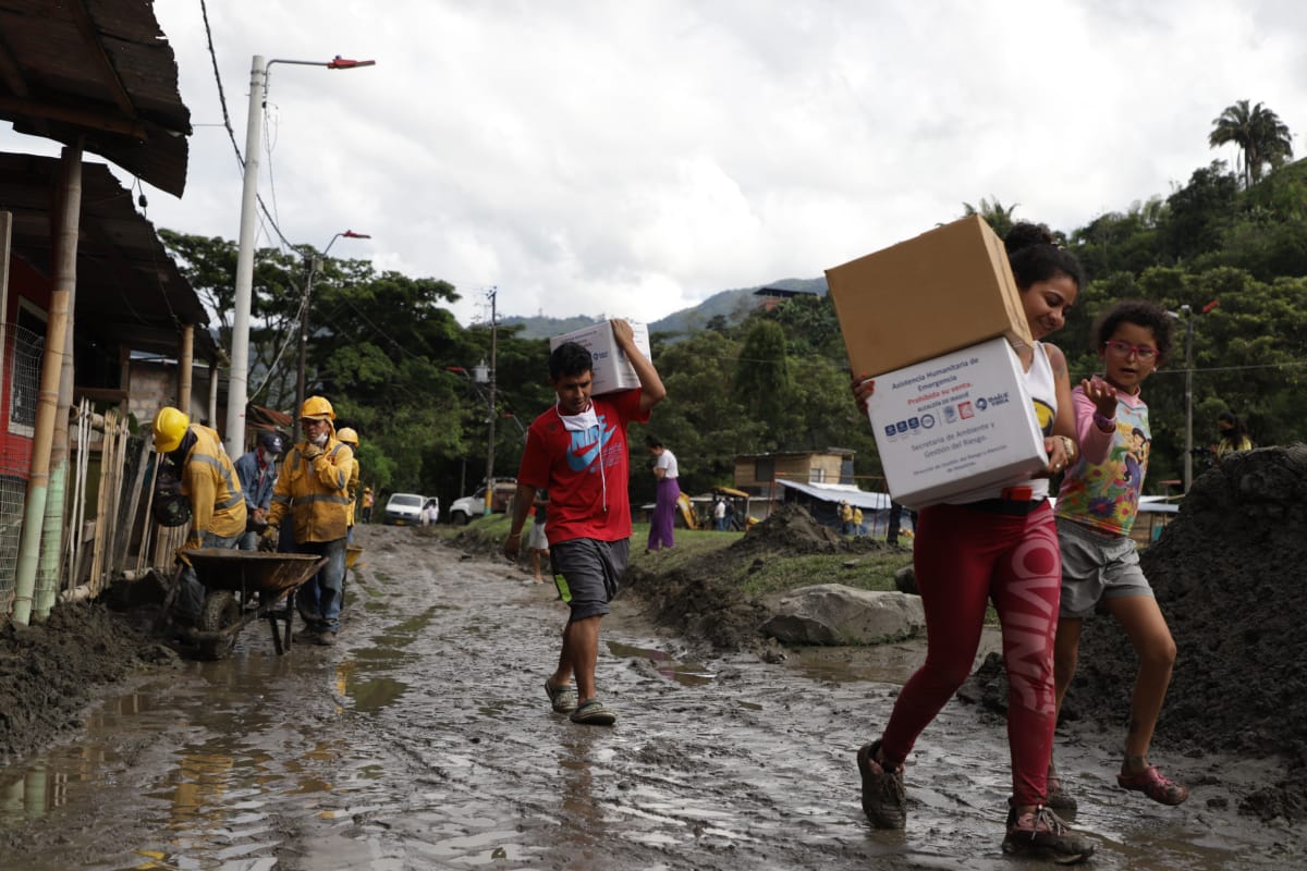 Alcaldía entrega ayudas humanitarias a familias afectadas por creciente del río Combeima