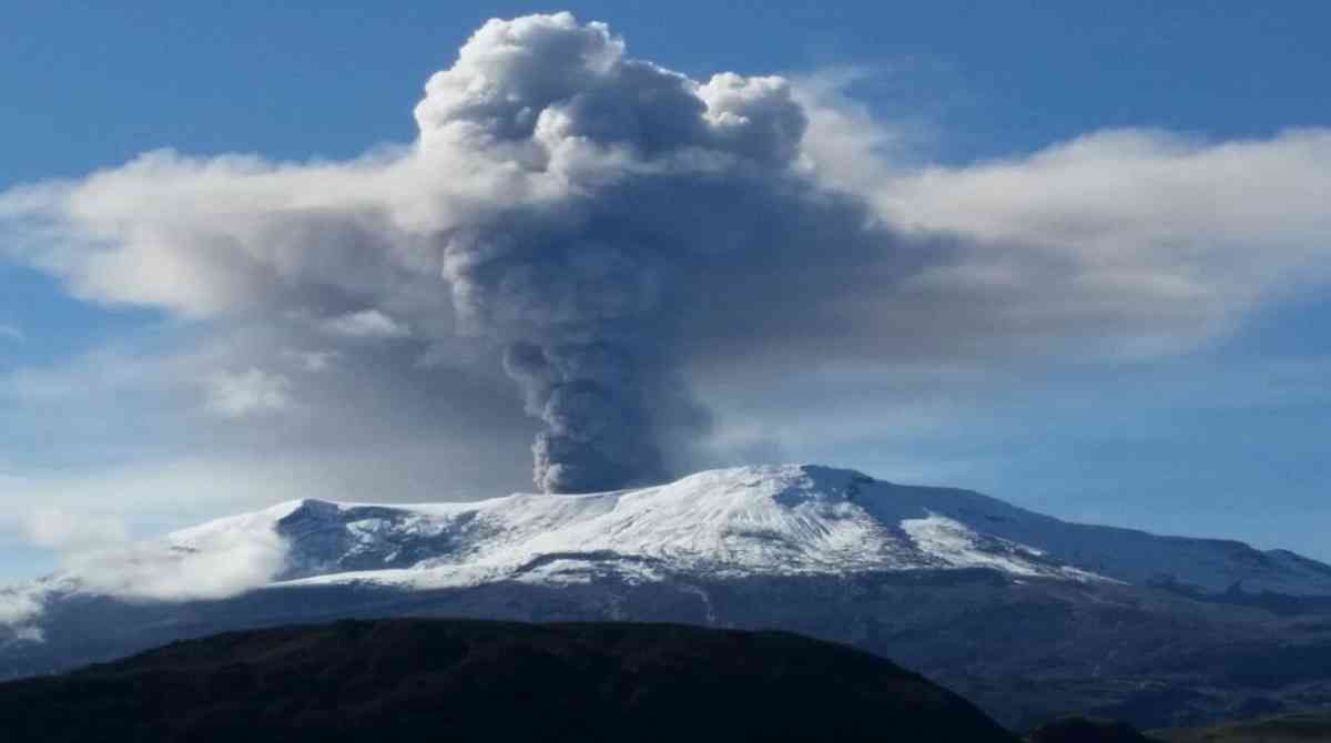Alerta por aumento de la actividad sísmica y emisión de ceniza en el volcán Nevado del Ruiz