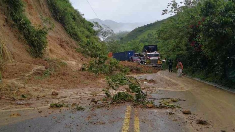 Amaneció cerrada la vía Fresno - Manizales por deslizamiento de tierra