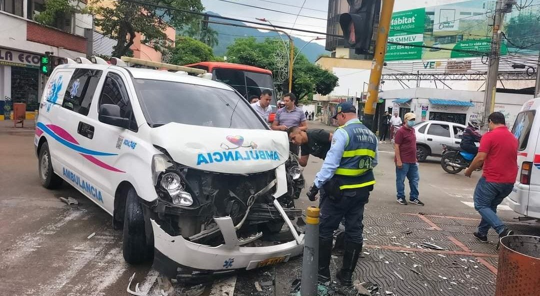 ¿Guerra del centavo? Ambulancias se accidentaron en el centro de Ibagué