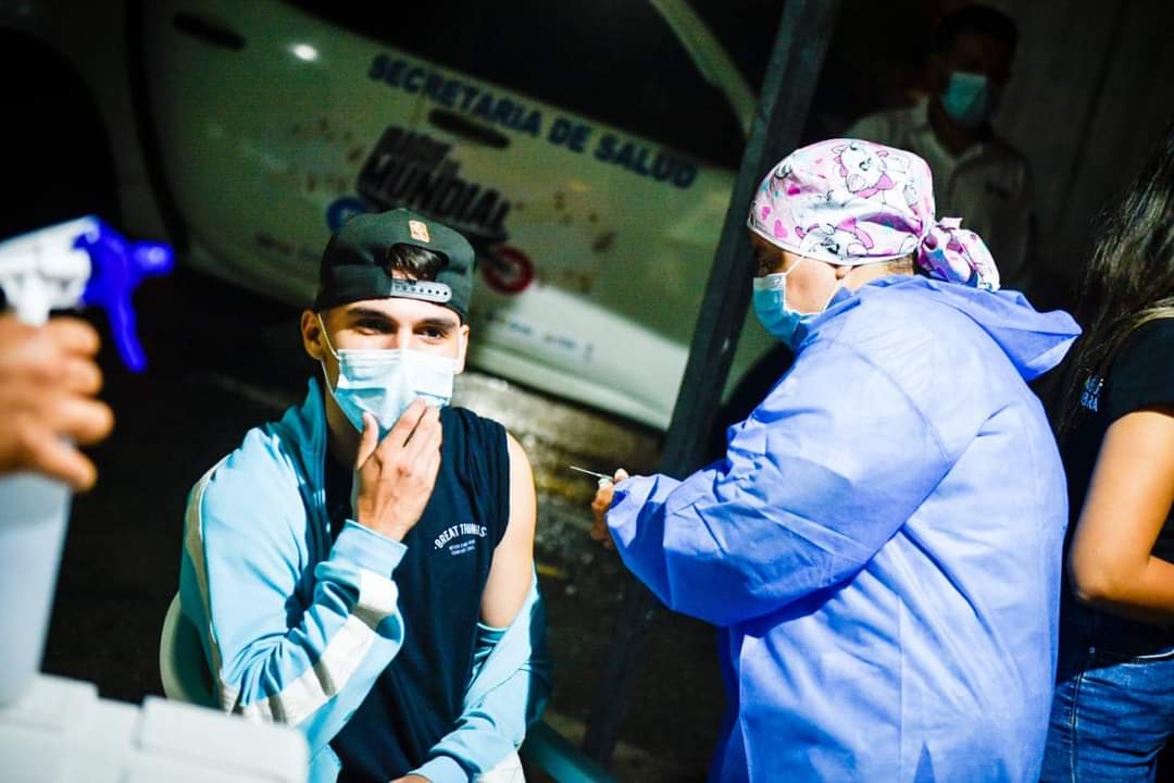 Aplican vacunas contra el covid-19 a la entrada de bares y discotecas en Ibagué