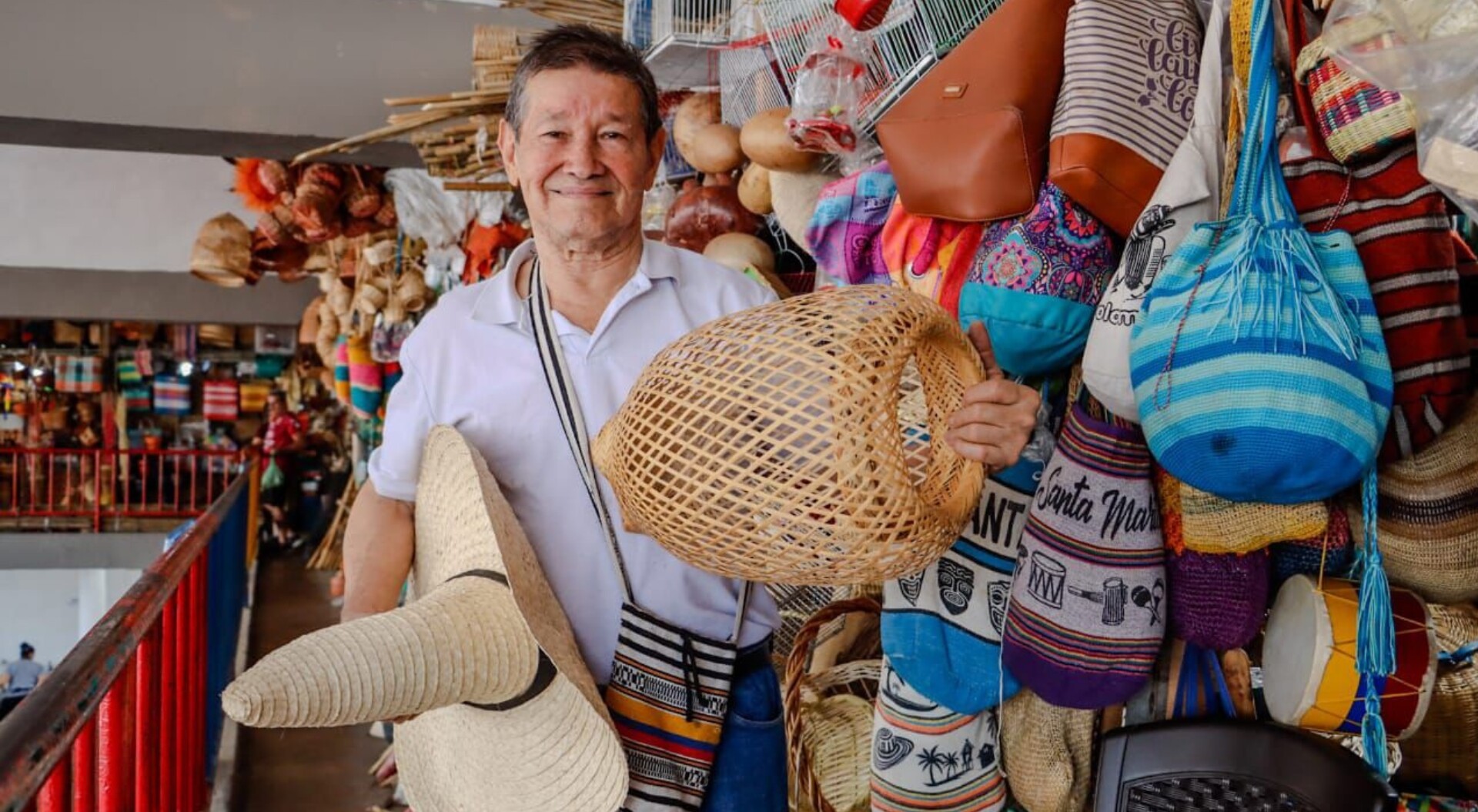 Artesanos celebran la renovación del pabellón de la Plaza de La 21