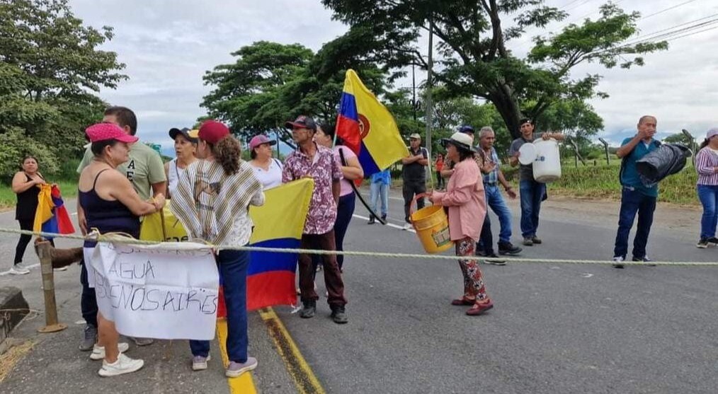 "Llevamos 45 días sin agua": bloquean entrada a Ibagué