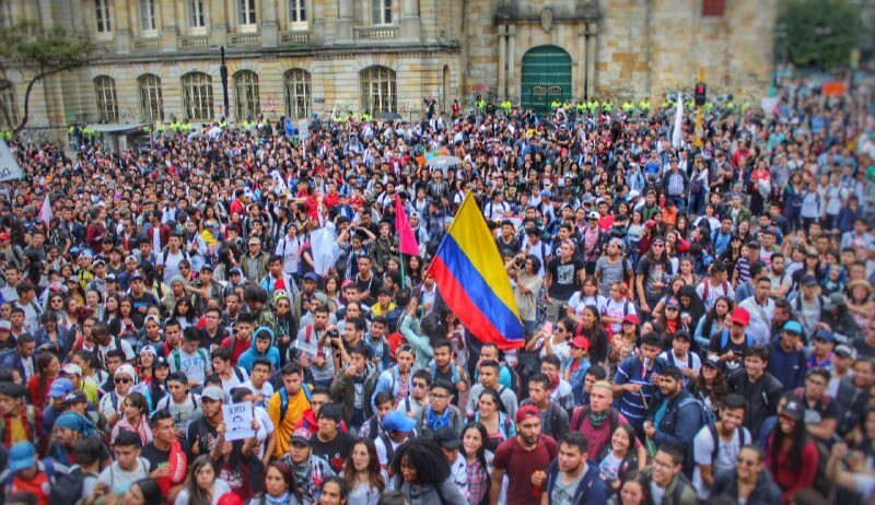 Jóvenes universitarios del país se vuelcan a las calles y piden votar por Cepeda