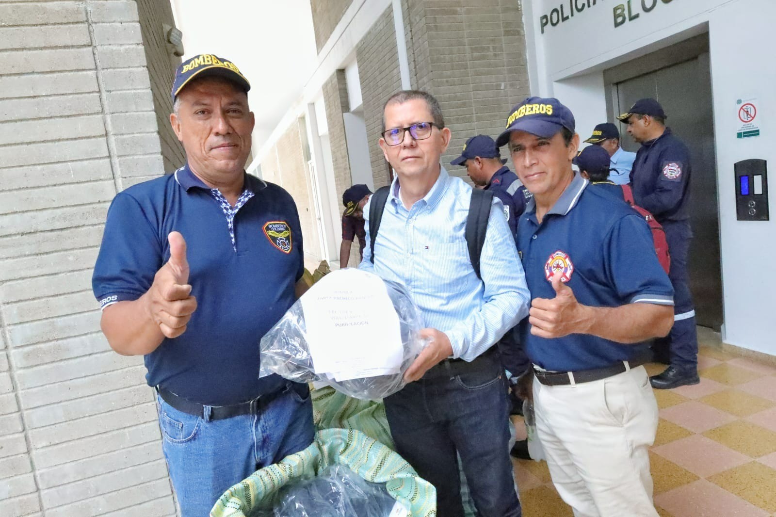 Bomberos Voluntarios reciben dotación de uniformes