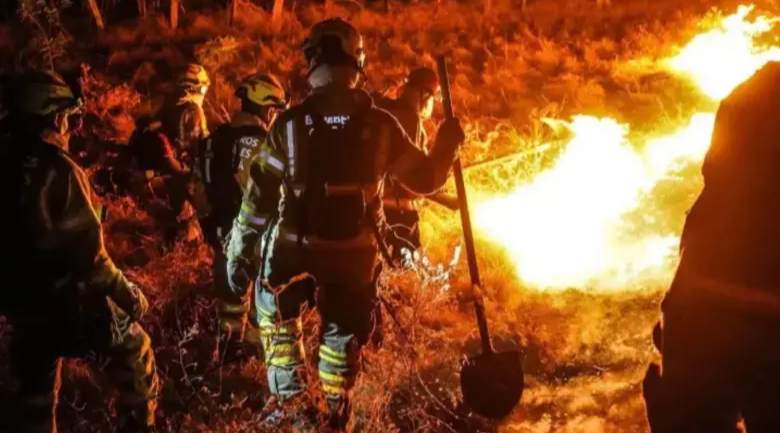 Bomberos del Meta combaten incendios en el Tolima