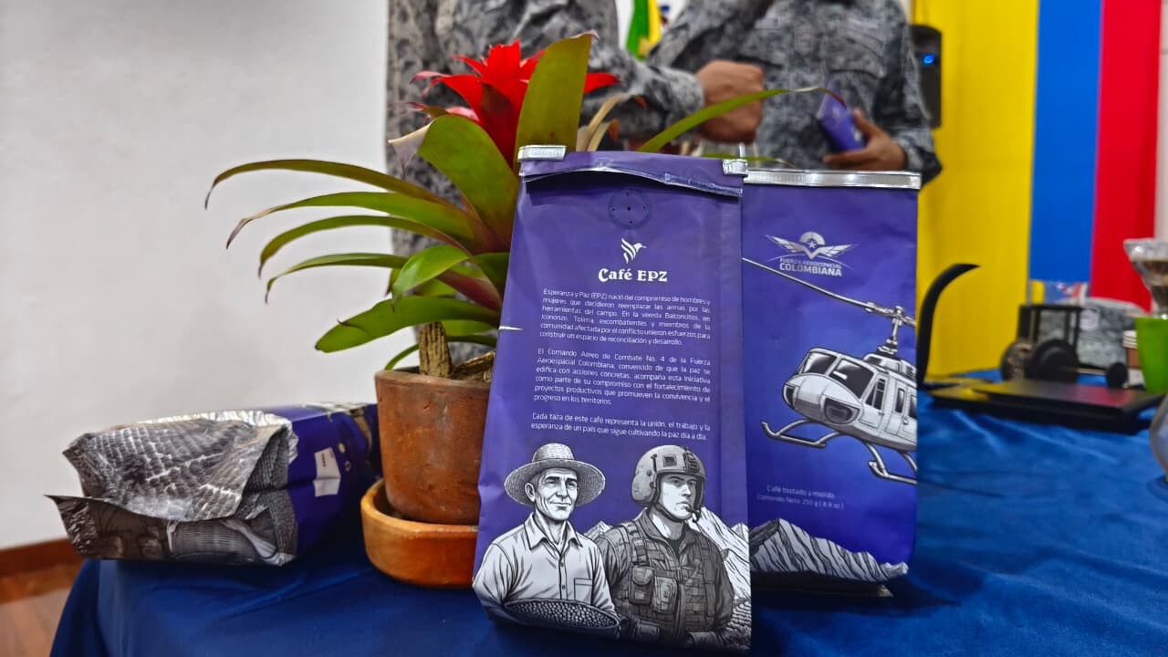 El café que une a antiguos adversarios: la histórica alianza entre la FAC y firmantes de paz