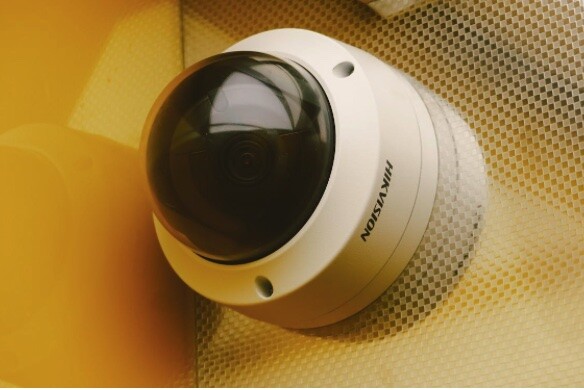 Tecnología de videovigilancia: beneficios de instalar una cámara Hikvision en negocios y oficinas