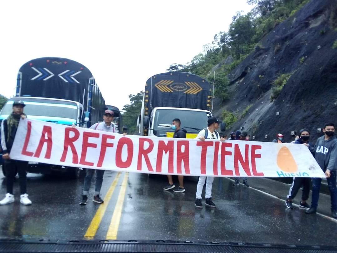 El paro se mantiene: camioneros bloquean el puente de Cajamarca