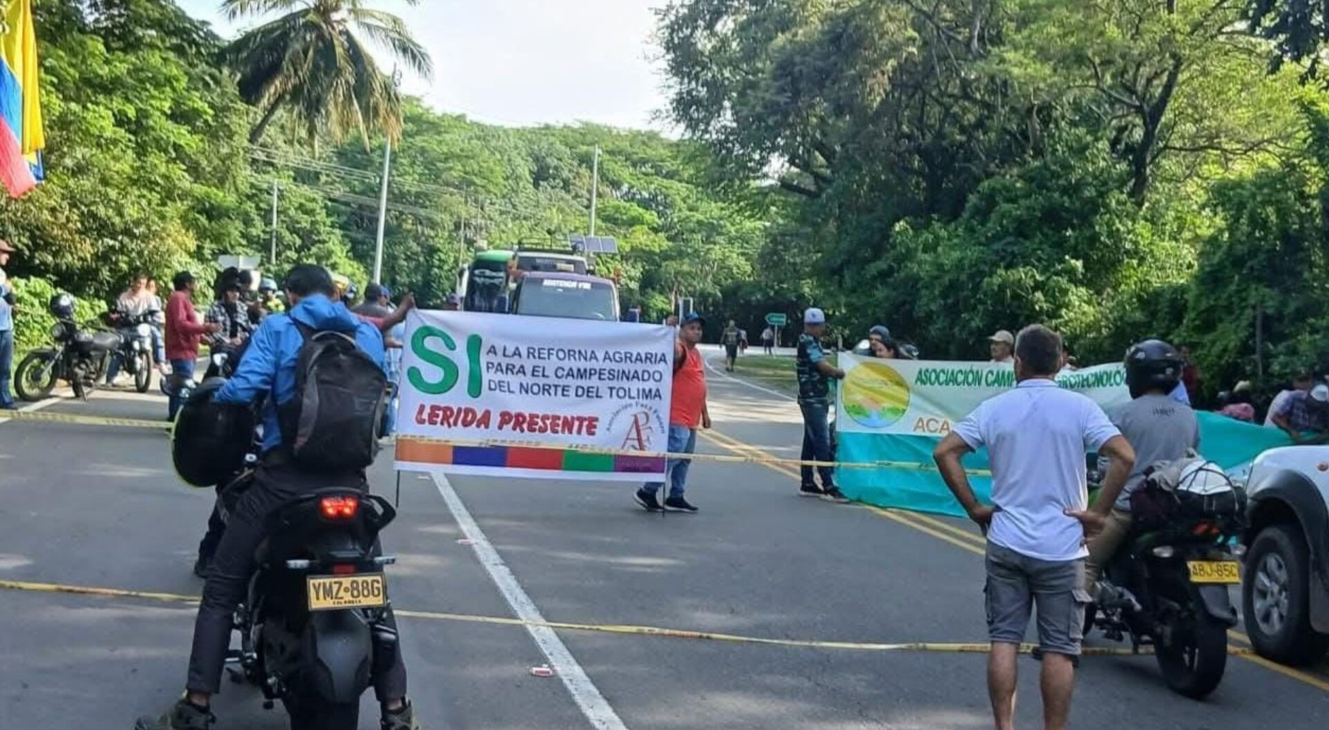 Campesinos bloquean la vía hacia el norte del Tolima para exigir tierras