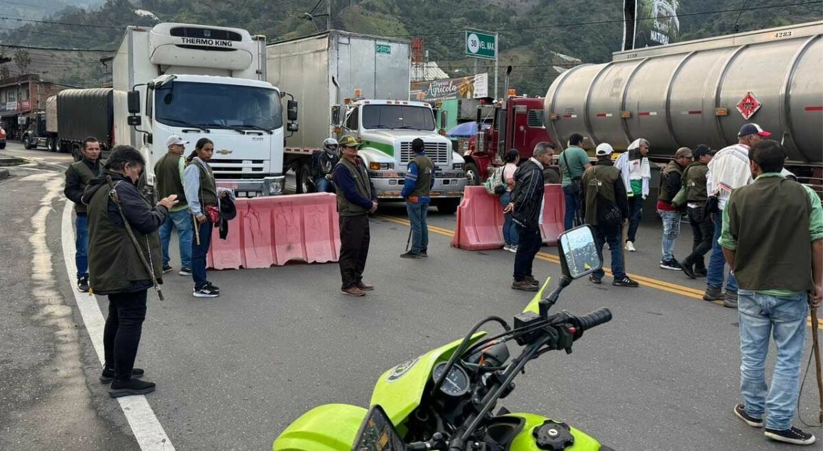 Campesinos de la ANUC bloquean puente de Cajamarca por reclamos de tierras