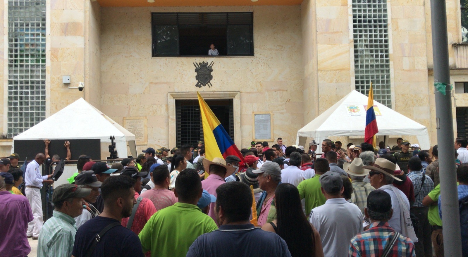 Campesinos del Cañón del Combeima protestan frente a la Alcaldía de Ibagué