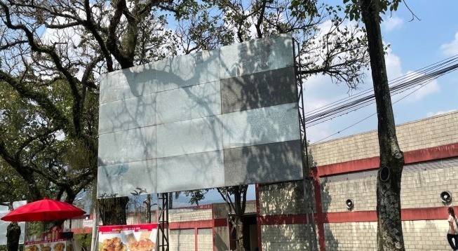 Chao Andrés Hurtado, desmontan vallas publicitarias del ex alcalde de Ibagué