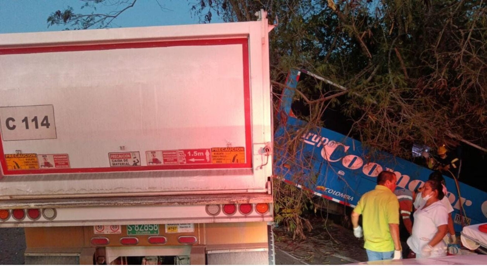 Choque entre un bus y una tractomula deja un muerto en el Guamo