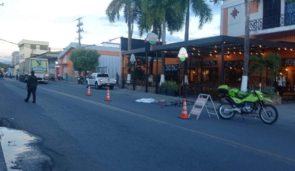 Ciclista murió tras ser arrollado por un camión en El Espinal