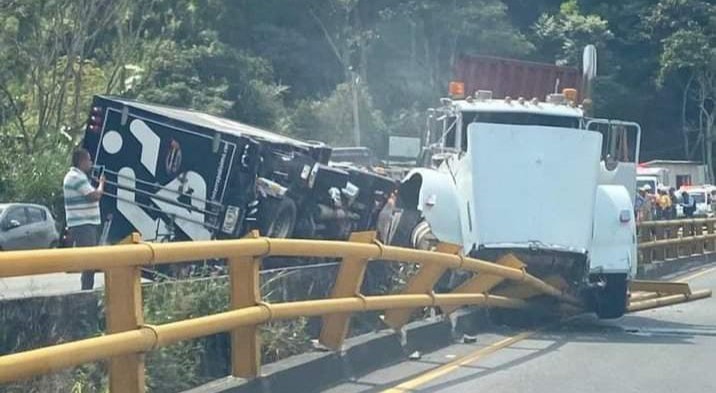 Cierran la Variante de Ibagué por aparatoso accidente de tránsito