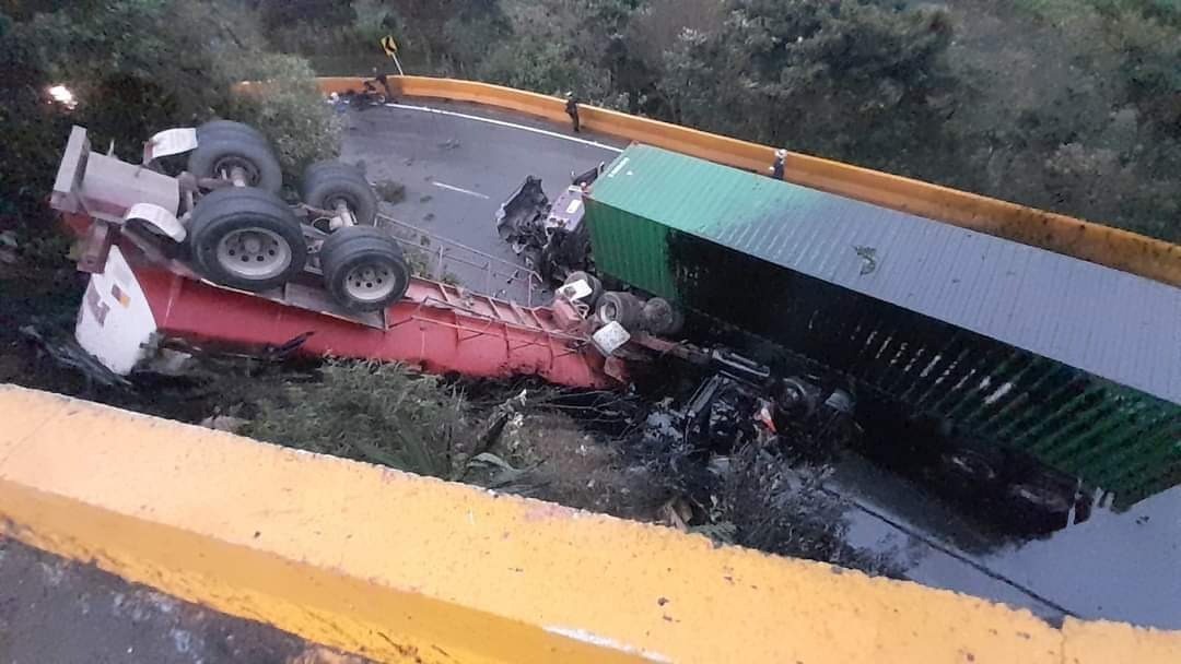 Atención: cierre total en La Línea por accidente entre dos tractomulas