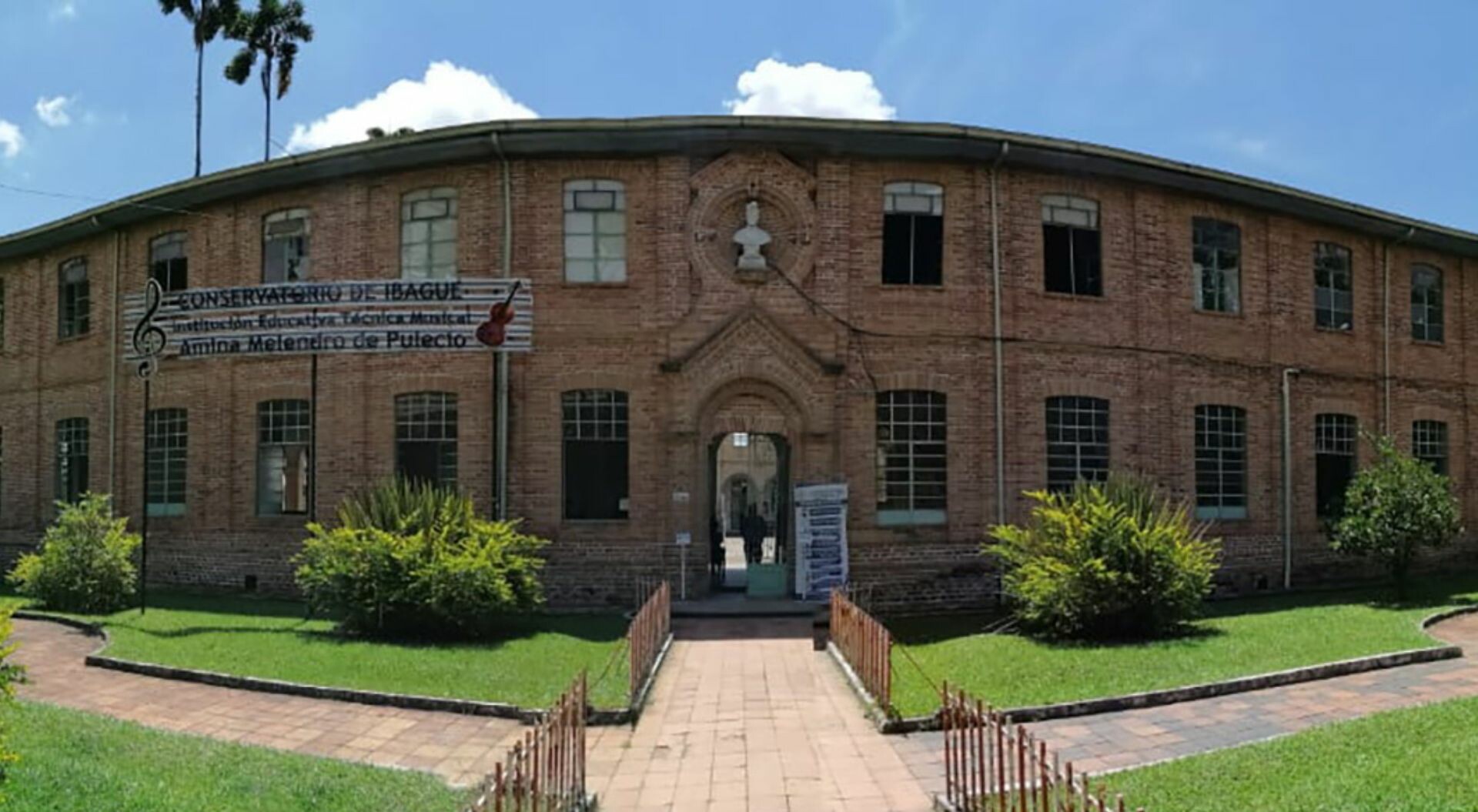 Colegio Amina Melendro se queda sin servicio de aseo