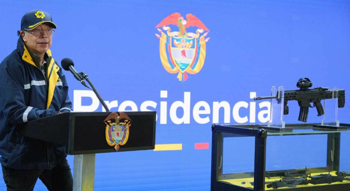 Colombia fabricará 100 mil fusiles, anunció el presidente Petro