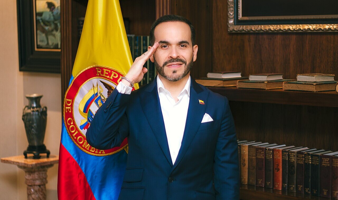 Persiste controversia por intención de Abelardo de la Espriella de posesionarse en una sede militar