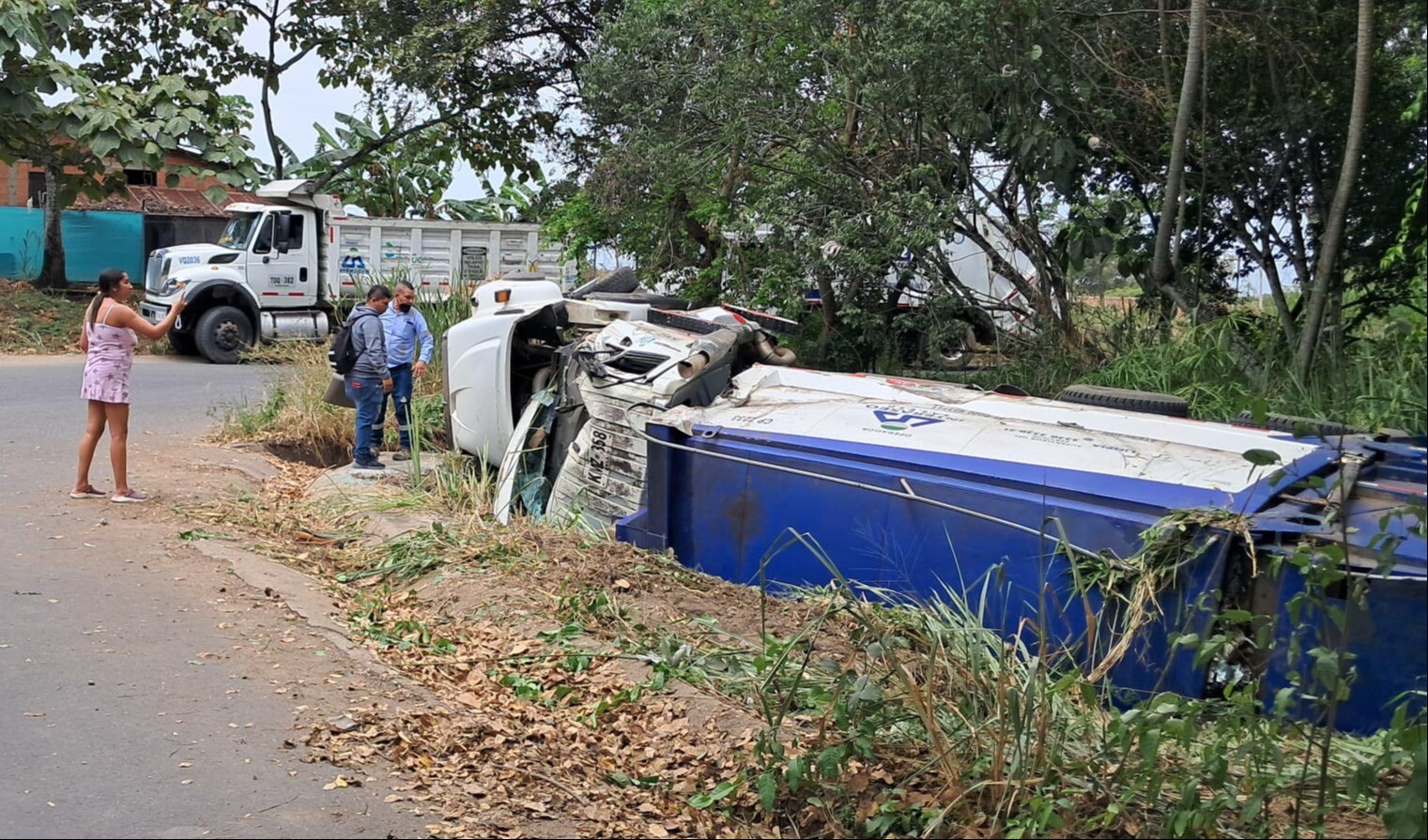 Comunidad denuncia que vehículo de Interaseo se volcó por exceso de velocidad