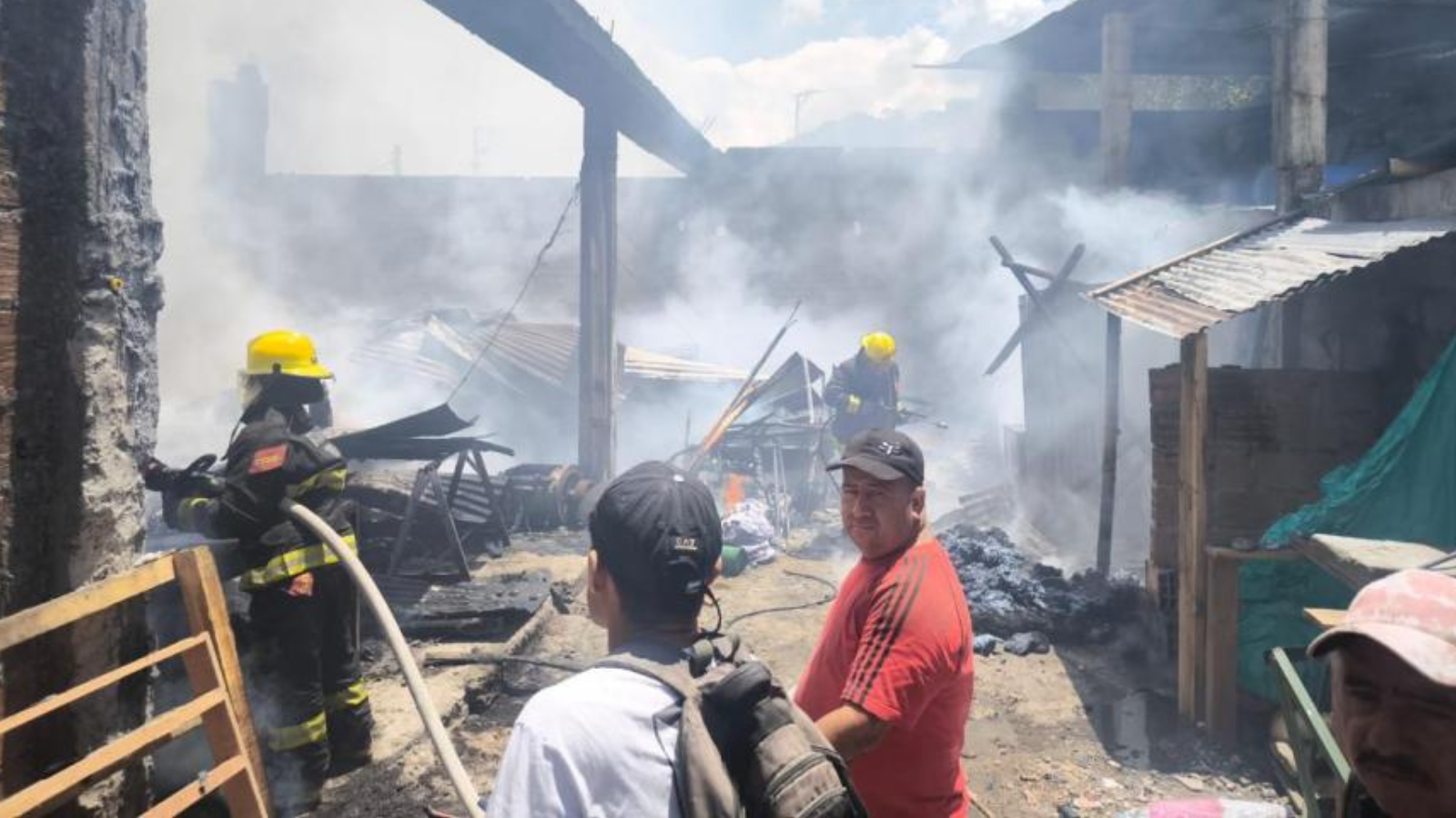 Incendio destruyó fábrica de colchones en el barrio San José de Ibagué