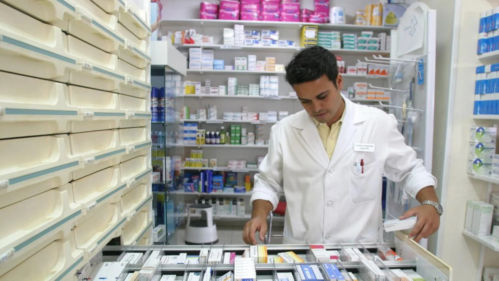 El dilema de los regentes: defender al paciente o ceder a la presión comercial