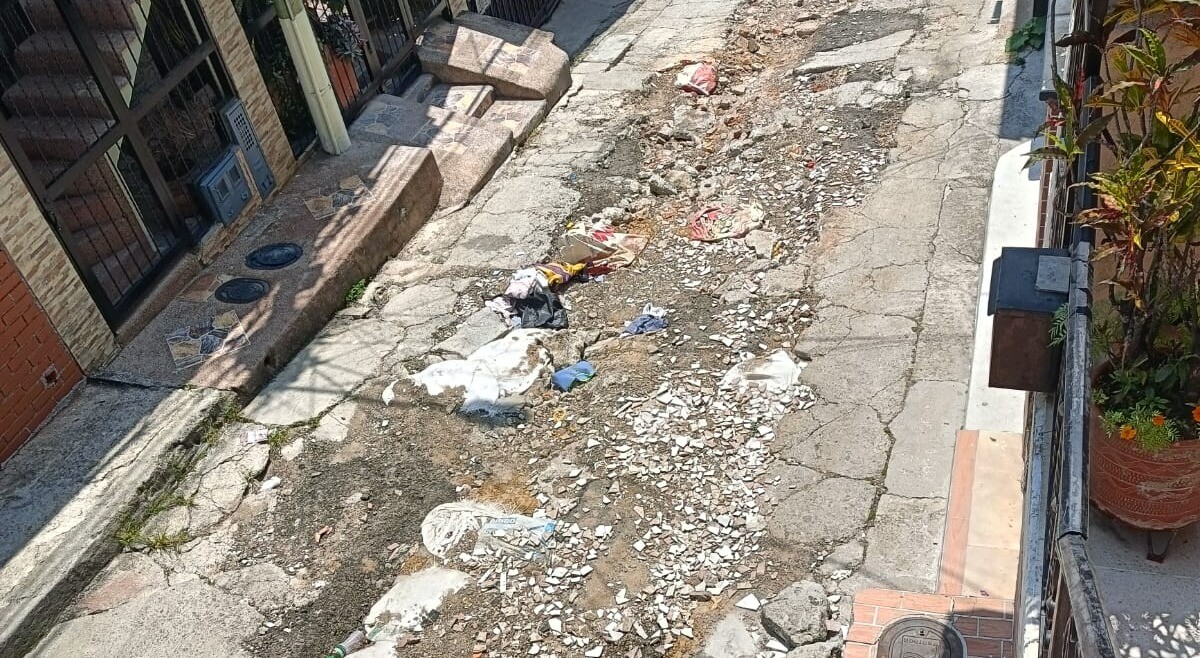 Denuncian que la Alcaldía se niega a pavimentar vías por venganza política