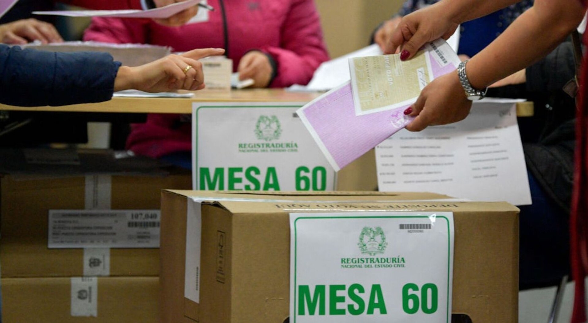 Destitución e inhabilidad para funcionarios públicos que participen en política