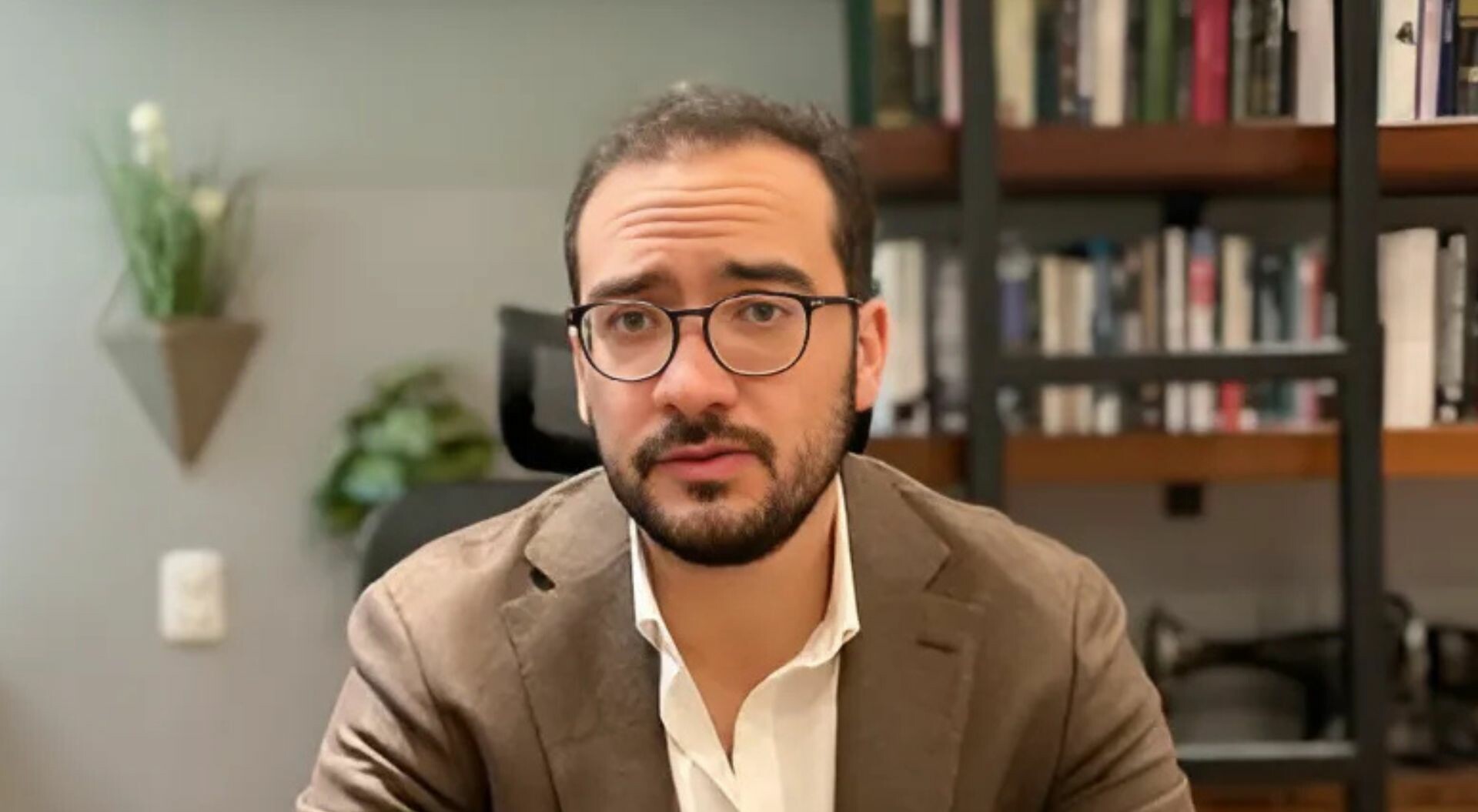 Director de Cambio cuestiona a los medios por darle micrófono al precandidato Santiago Botero