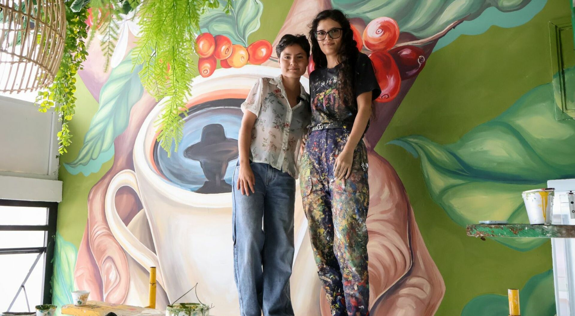 Dos hijas del programa de Artes de la UT plasman la identidad tolimense en mural de la Gobernación