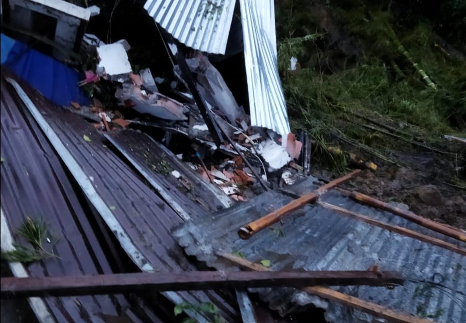 Dos muertos y una vivienda destruida, dejó deslizamiento de tierra en Casabianca