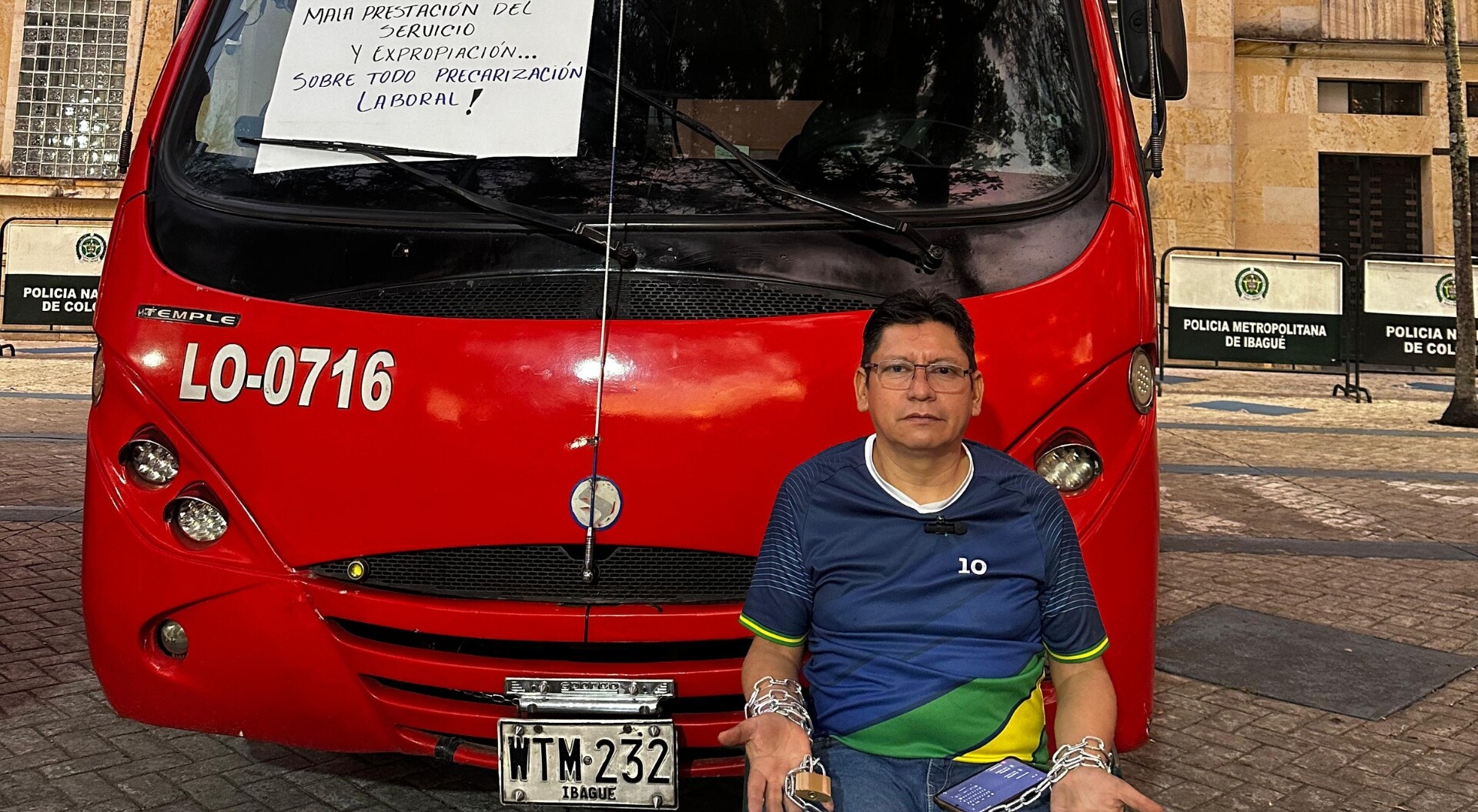 Dueños de busetas cumplen más de 24 horas encadenados en Ibagué