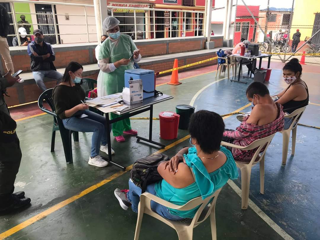 El arduo trabajo de vacunar a la población dispersa en municipios