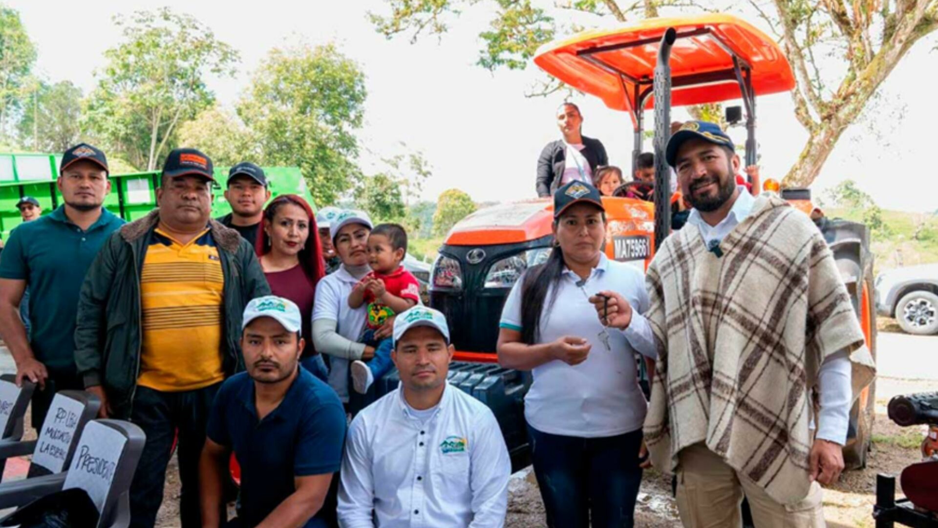 En Icononzo, entrega de maquinaria agrícola beneficia a 22 firmantes de paz